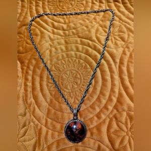 Silver tone swirly pendant necklace